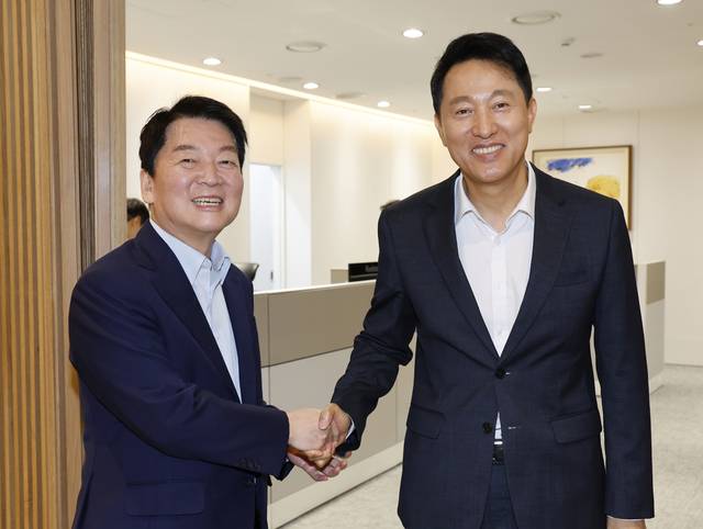 국민의힘 당권 주자인 안철수 의원이 24일 서울시청을 방문해 오세훈 시장과 인사하고 있다. [연합뉴스]