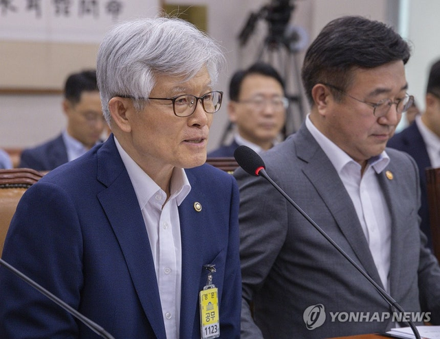 최동석 인사혁신처장이 22일 국회에서 열린 국회 법제사법위원회 전체 회의에 출석해 의원 질의에 답하고 있다. 연합뉴스