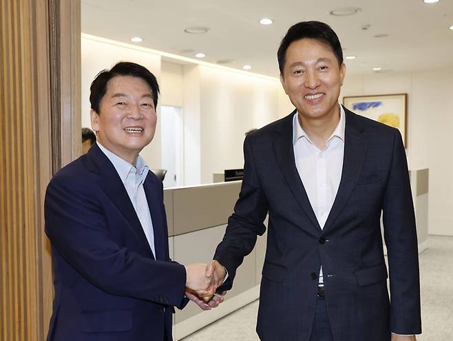 오찬 회동하는 안철수-오세훈     (서울=연합뉴스) 최재구 기자 = 국민의힘 당권 주자인 안철수 의원이 24일 오세훈 서울시장과 오찬 회동을 위해 서울시청을 방문해 오ㅍ시장과 인사하고 있다. 2025.7.24  [공동취재]     jjaeck9@yna.co.kr (끝)