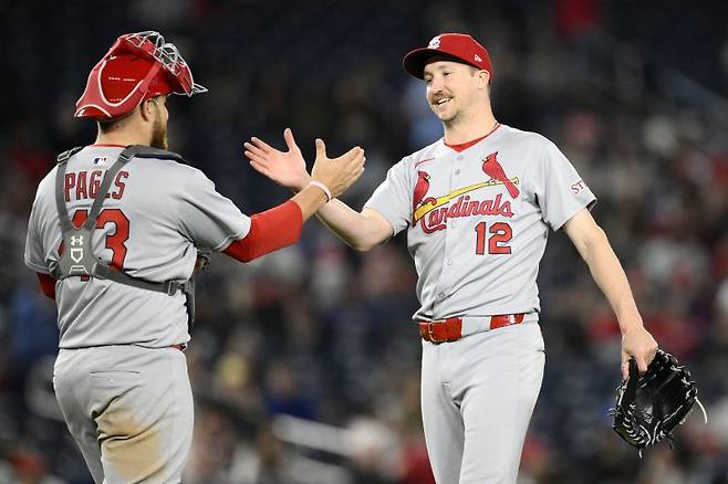 미국 메이저리그(MLB) 세인트루이스 카디널스의 선발 투수 에릭 페디(오른쪽)가 10일(한국 시간) 미국 워싱턴 DC 내셔널스파크에서 열린 워싱턴 내셔널스와의 2025 MLB 경기에 선발 등판해 완봉승을 거둔 후 포수 페드로 파헤스(왼쪽)와 자축하고 있다.뉴시스
