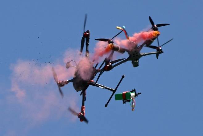 지난해 10월 31일 인천 연수구 한국가스공사 인천기지본부 일대에서 열린 2024년 국가 대테러종합훈련에서 아군 드론이 적의 드론에 자폭해 격추하고 있다. 청사사진기자단