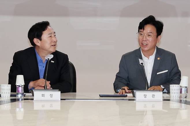 김영훈 고용노동부 장관(오른쪽)이 24일 서울 영등포구 중소기업중앙회에서 김기문 중기중앙회 회장과 대화하고 있다. 연합뉴스