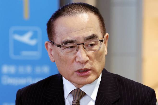 [인천공항=뉴시스] 조성우 기자 = 위성락 대통령실 국가안보실장이 6일 오전 인천국제공항 제2여객터미널에서 미국으로 출국하기 전 취재진 질문에 답변하고 있다. 2025.07.06. xconfind@newsis.com /사진=뉴시스