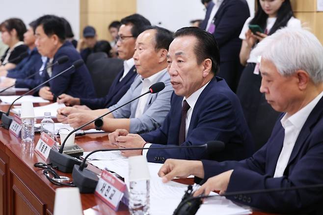 이승호 한국농축산연합회장이 24일 오후 서울 여의도 국회의원회관에서 열린 '한미 관세협상, 농축산물 시장개방 확대 검토 관련 농민단체 초청 긴급간담회'에 참석해 인사말을 하고 있다. 뉴스1