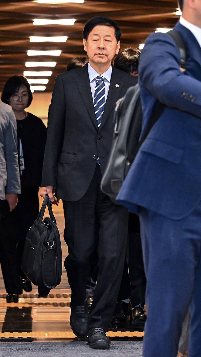 한미 간 '2+2 통상협상'을 위해 미국으로 출국하려던 구윤철 부총리 겸 기획재정부 장관이 24일 인천국제공항 제2여객터미널에서 굳은 표정으로 나오고 있다. 기재부는 이날 언론 공지를 통해 "미국과 예정됐던 25일 2+2 통상협상은 스콧 베선트 미 재무장관의 긴급한 일정으로 인해 개최하지 못하게 됐다"고 밝혔다. 연합뉴스