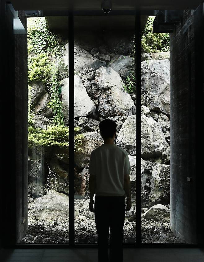 제주도립 김창열미술관 실내 풍경. 포토존이 많다. 박미향 기자