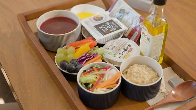 자연드림의 ‘좋은 식품’으로 구 성된 식단. 섬유질이 풍부한 발효녹즙, 낫토와 생들기름, 항암채소와 과일 위주로 이루어졌다. 발효식품을 최대한 활용하고 식사 전 공복에 유기산이 풍부한 클린주스 섭취를 권장한다.