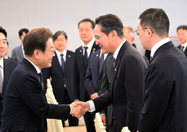 이재명 대통령이 13일 서울 용산 대통령실청사에서 열린 6경제단체와 기업인 간담회에서 이재용 삼성전자 회장과 악수를 나누고 있다. 연합뉴스