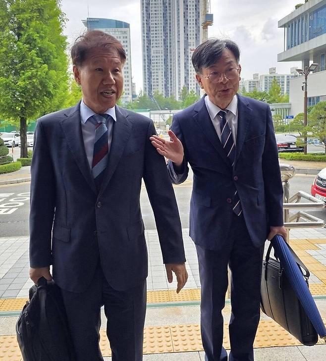 지난 7월16일 김수현(왼쪽)·김상조 전 청와대 정책실장이 대전지방법원에서 열린 ‘통계조작 의혹 사건’ 공판에 출석하면서, 기자들의 질문에 답하고 있다. 연합뉴스