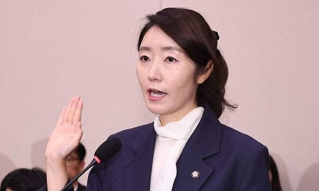 강선우 여성가족부장관 후보자가 지난 14일 국회에서 열린 인사청문회에서 선서하고 있다. 윤운식 선임기자 yws@hani.co.kr