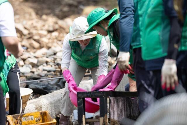 김혜경 여사(흰 모자)가 24일 경기 가평군 수해 현장을 찾아 봉사활동을 하고 있다. 대통령실 제공
