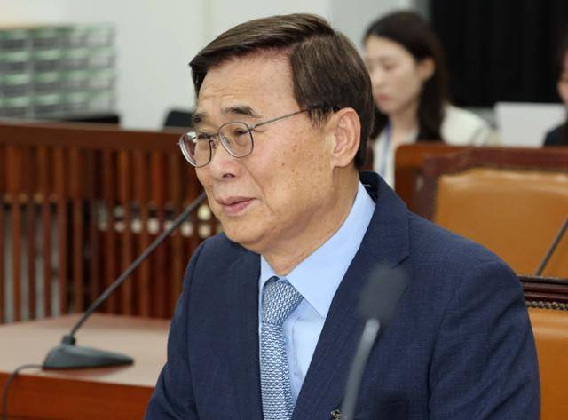이종석 국정원장이 지난달 26일 서울 여의도 국회에서 열린 정보위원회 전체회의에서 발언을 하고 있다. 고영권 기자