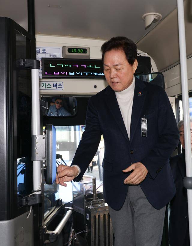 박완수 경남지사가 지난 1월부터 시행한 ‘경남패스’를 직접 시연하고 있다. 경남도 제공