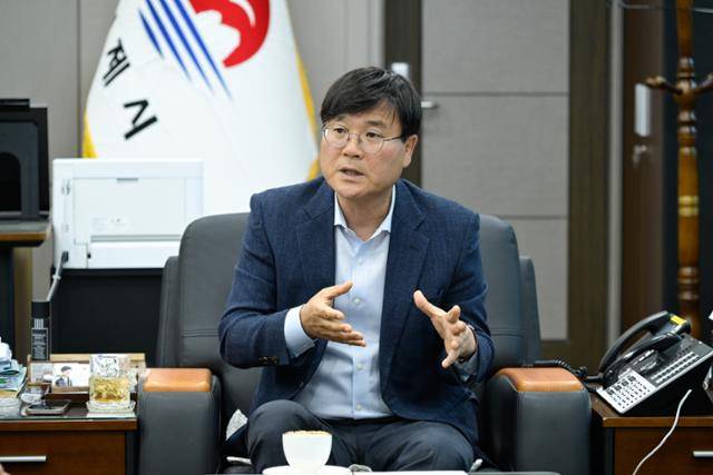 변광용 거제시장은 "조선업 호황에도 침체의 늪에 빠진 지역경제를 살리는 민생안정과 동남권 중심 거제의 미래 성장 동력 확보를 위해 시민들과 함께 변화의 도약의 길을 뚜벅뚜벅 걸어가겠다"고 다짐했다. 거제시 제공