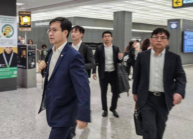 여한구 산업통상자원부 통상교섭본부장(왼쪽)이 도널드 트럼프 미국 행정부와 막판 통상 및 관세 협상을 위해 22일 미국 워싱턴DC 인근 덜레스 국제공항에 도착하고 있다. 워싱턴=연합뉴스