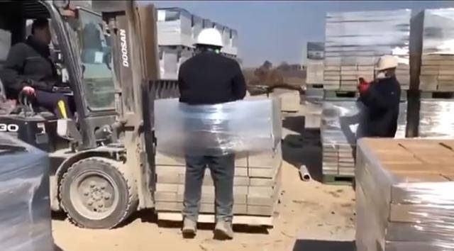 23일 전남이주노동자인권네트워크가 공개한 영상 중 일부. 이달 초 전남 나주 소재 한 벽돌공장에서 스리랑카 출신 이주노동자가 비닐로 벽돌더미에 묶인 후 지게차로 옮겨지고 있다. 전남이주노동자인권네트워크 제공