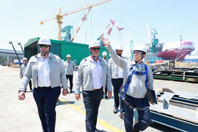 디노 슈에스트(가운데) 대표 등 에디슨 슈에스트 오프쇼어(ECO) 경영진이 23일 울산 HD현대중공업을 방문해 선박 건조 현장을 직접 둘러보고 있다. HD현대 제공