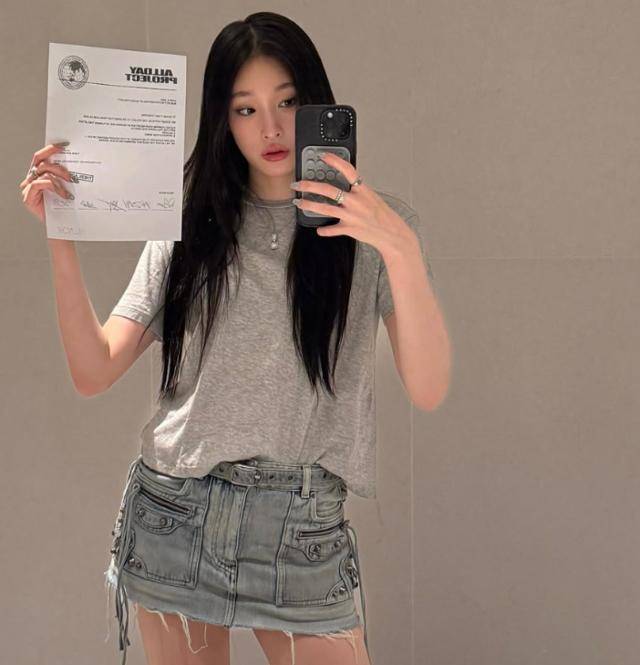 '재벌 3세'라는 타이틀 덕분에 애니의 일상룩이나 애용하는 아이템 등에 대한 관심도 뜨겁다. 애니 SNS