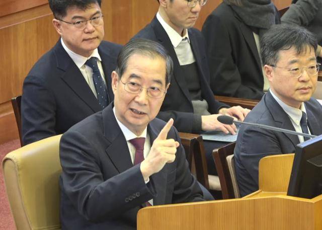 한덕수 전 국무총리가 2월 20일 서울 종로구 헌법재판소에서 열린 윤석열 전 대통령 탄핵 심판 10차 변론기일에 증인으로 출석해 발언하고 있다. 헌법재판소 제공