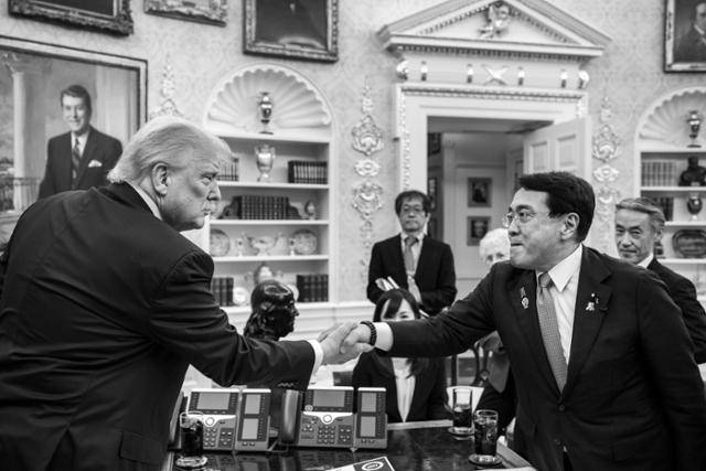 도널드 트럼프 미국 대통령이 백악관 집무실에서 23일 아카자와 료세이 일본 경제재생상과 양국 무역협상을 타결 후 악수를 하고 있다. 댄 스카비노 백악관 부비서실장 X 캡쳐