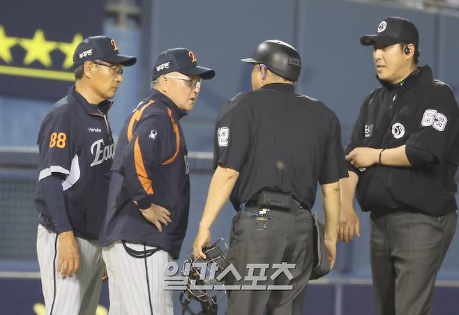 27일 오후 잠실야구장에서 열린 2025 프로야구 한화와 LG 경기. 한화 김경문 감독이 7회 LG 이영빈의 체크스윙 관련 항의하고 있다. 잠실=정시종 기자 capa@edaily.co.kr /2025.05.27.