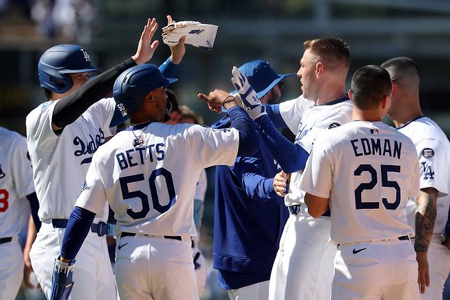 <yonhap photo-2730=""> Jul 23, 2025; Los Angeles, California, USA; Los Angeles Dodgers first baseman Freddie Freeman (5) celebrates with designated hitter Shohei Ohtani (17,left) and shortstop Mookie Betts (50) after hitting a game winning RBI single in the ninth inning against the Minnesota Twins at Dodger Stadium. Mandatory Credit: Kiyoshi Mio-Imagn Images/2025-07-24 08:50:00/<저작권자 ⓒ 1980-2025 ㈜연합뉴스. 무단 전재 재배포 금지, AI 학습 및 활용 금지></yonhap>