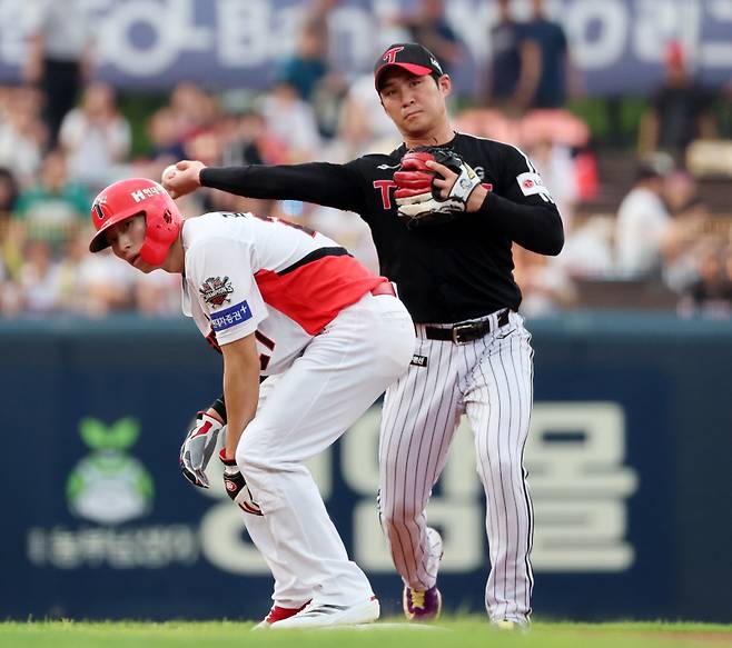 <yonhap photo-4169=""> 병살시키는 오지환 (광주=연합뉴스) 조남수 기자 = 23일 광주기아챔피언스필드에서 열린 프로야구 LG 트윈스와 KIA 타이거즈의 경기. LG 유격수 오지환이 3회말 1사 1루에서 KIA 박찬호의 타구를 잡아 1루주자 김호령을 2루에서 포스아웃시킨 뒤 1루로 송구하고 있다. 2025.7.23 iso64@yna.co.kr/2025-07-23 19:11:32/ <저작권자 ⓒ 1980-2025 ㈜연합뉴스. 무단 전재 재배포 금지, AI 학습 및 활용 금지></yonhap>