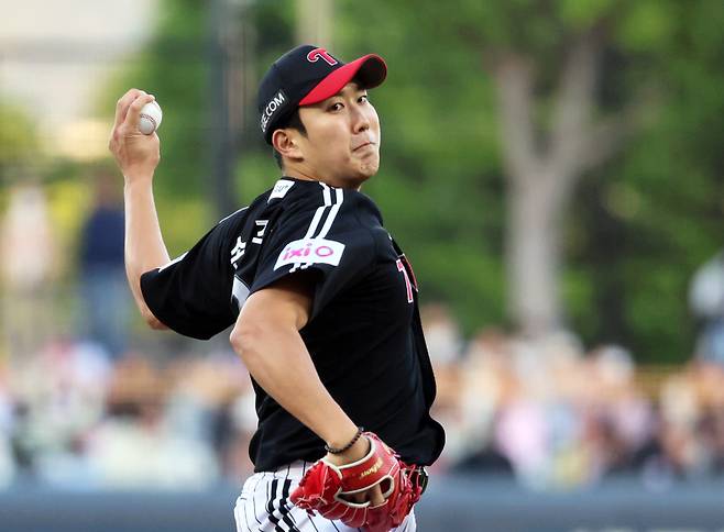 <yonhap photo-5814=""> 역투하는 손주영 (광주=연합뉴스) 조남수 기자 = 25일 광주기아챔피언스필드에서 열린 프로야구 LG 트윈스와 KIA 타이거즈의 경기. LG 선발투수 손주영이 1회말에 투구를 하고 있다. 2025.4.25 iso64@yna.co.kr/2025-04-25 19:06:26/ <저작권자 ⓒ 1980-2025 ㈜연합뉴스. 무단 전재 재배포 금지, AI 학습 및 활용 금지></yonhap>