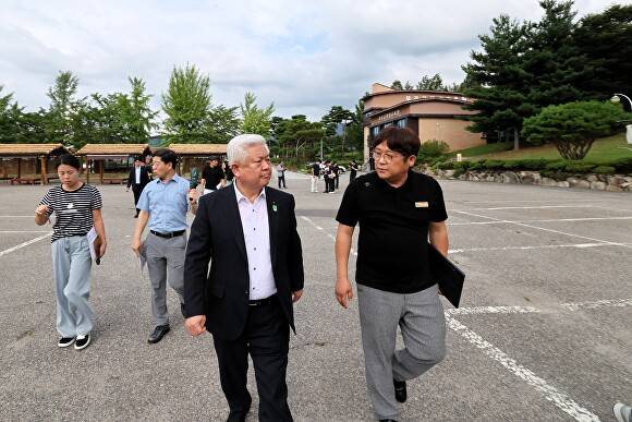 황인홍 군수 등이 축제가 펼쳐질 현장을 점검하고 있다. [사진=무주군 ]