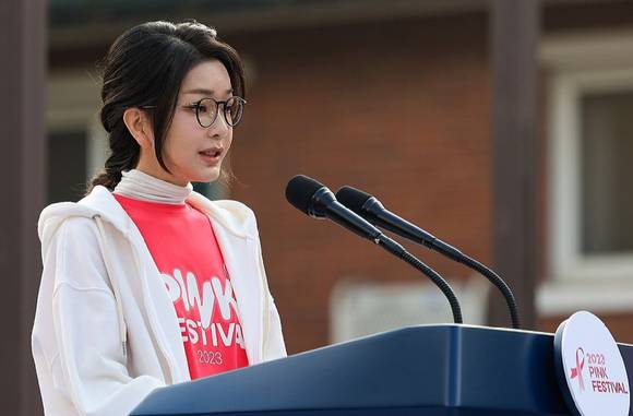 윤석열 전 대통령 부인 김건희 여사가 2023년 10월 15일 서울 용산공원 장교숙소 5단지에서 한국유방건강재단, 대한암협회, 한국유방암학회 주최로 열린 '2023 핑크 페스티벌'에서 축사하고 있다. [대통령실 제공. 재판매 및 DB 금지] [사진=연합뉴스]