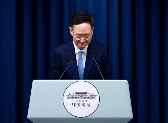붕욱 대통령실 민정수석이 24일 서울 용산 대통령실 청사에서 강훈식 대통령비서실장 브리핑 뒤 취재진 질문에 답하고 있다. 2025.7.24 [사진=연합뉴스]
