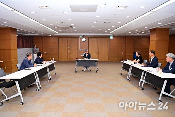 지난 23일 김천시청 2층 회의실에서 '2025년도 제4회 계약심의위원회'가 열리고 있다. [사진=김천시청]