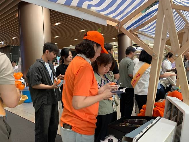 감귤 인형보다 더 인상 깊었던 건, 기부를 권하지 않는 조용한 설득법이었다. (제주농협 제공)