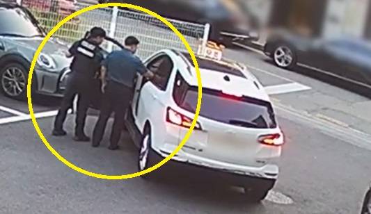 재난 5월 26일 대전유성경찰서 유성지구대 경찰관들이 음주 상태에서 주차장에 들어왔다가 도주하는 운전자를 검거하고 있다. [사진 대전경찰청]