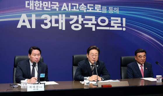 지난달 20일 울산전시컨벤션센터에서 열린 인공지능(AI) 글로벌 협력 기업 간담회에 최태원 SK 회장, 이재명 대통령, 김두겸 울산시장(왼쪽부터)이 참석한 가운데 이 대통령이 발언하고 있다. 대통령실사진기자단