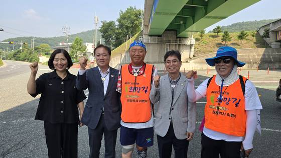 경북 영천시 만불사 입구에서 '왼발박사' 이범식(가운데) 박사가 임동주 경주시 문화관광국장 등 경주시 관계자들과 기념촬영하고 있다. 사진 경주시