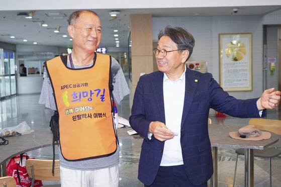 (광주=뉴스1) 박준배 기자 = 강기정 광주시장이 8일 오전 시청 1층 열린문화공간에서 APEC 성공개최를 위한 지체장애인 왼발 도보 종주자 이범식 씨(60·경북 경산)를 만나 성공 종주를 응원하고 있다. 이씨는 이날부터 27일까지 21일간 광주에서 경주까지 400km 걸으며 APEC 성공개최를 기원하고 동서 지역 간 화합의 메시지를 전달한다.(광주시 제공. 재판매 및 DB 금지) 2025.7.8/뉴스1