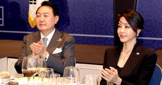 스페인 마드리드에서 열린 나토(NATO·북대서양조약기구) 정상회의 첫 순방 당시인 지난 2022년 6월 29일(현지시간) 윤석열 전 대통령과 김건희 여사가 마드리드 만다린 오리엔탈 리츠호텔에서 열린 동포 만찬간담회에서 박수를 치고 있다. 연합뉴스