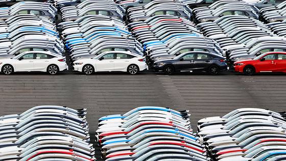 해외로 수출될 혼다 차량이 일본 요코하마(横浜) 항구에서 선적을 기다리고 있다. 로이터=연합뉴스