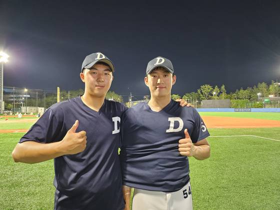 대구고 3학년 김민준(왼쪽)과 여현승이 24일 경북 포항생활체육구장에서 끝난 대통령배 유신고와의 32강전에서 5-3 승리를 합작한 뒤 엄지를 치켜세우고 있다. 포항=고봉준 기자