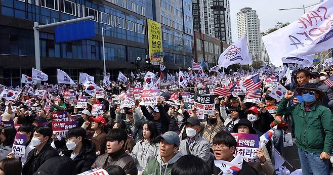 3월29일 울산시 남구 번영사거리 일원에서 기독교 단체 세이브코리아 주최로 윤석열 대통령 탄핵 반대 집회가 열리고 있다. /연합뉴스