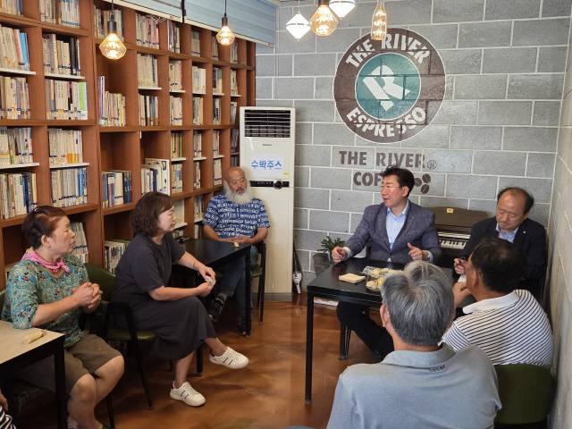 ▲ 원강수 원주시장이 23일 부론면에서 부론면 상인회와 간담회를 갖고 지역 상권 활성화 방안에 대해 논의했다.