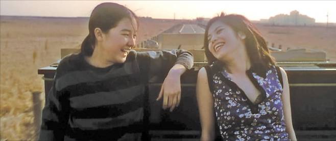 국내 재개봉한 이와이 슌지 감독의 1996년 작품 ‘스왈로우테일 버터플라이’의 한 장면.  /왓챠피디아 제공