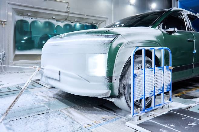 환경시험동 강설 챔버에서 아이오닉 9 차량에 강설 시험을 하는 모습./사진= 현대차·기아