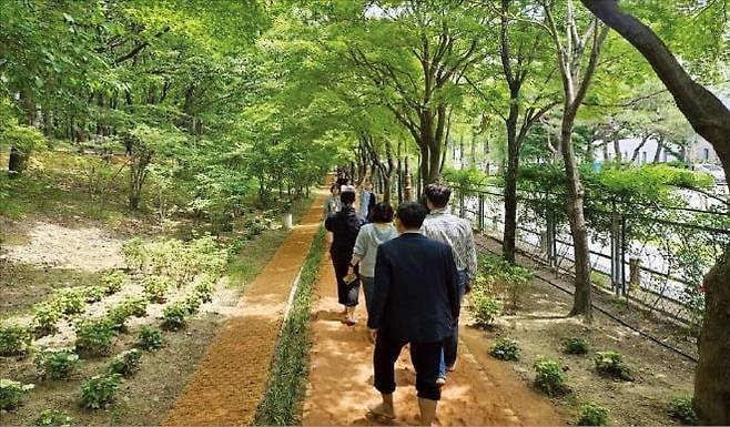 대전 도심 속 힐링 명소로 자리 잡고 있는 한밭수목원 맨발 걷기 산책로에서 시민들이 맨발로 산책로를 걷고 있다. 대전시 제공