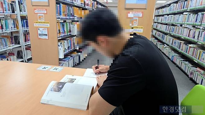 서울 동대문구에 위치한 한 구립 도서관에서 공과대학을 졸업한 취업준비생 이정수 씨(27)가 산업안전기사 자격증 시험을 공부하는 모습. /사진=이민형 기자