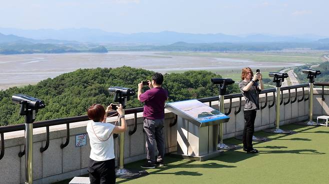지난달 12일 경기도 파주시 오두산전망대에서 관광객들이 북녘 황해북도 개풍군 마을 일대를 살펴보고 있다. / 사진=한경DB