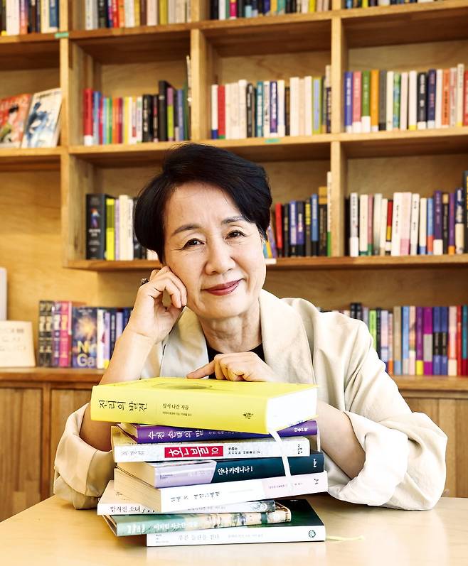 윤여순 전 LG아트센터 대표가 서울 예장동 ‘카페허블’에서 한국경제신문과 인터뷰하고 있다. /임형택 기자