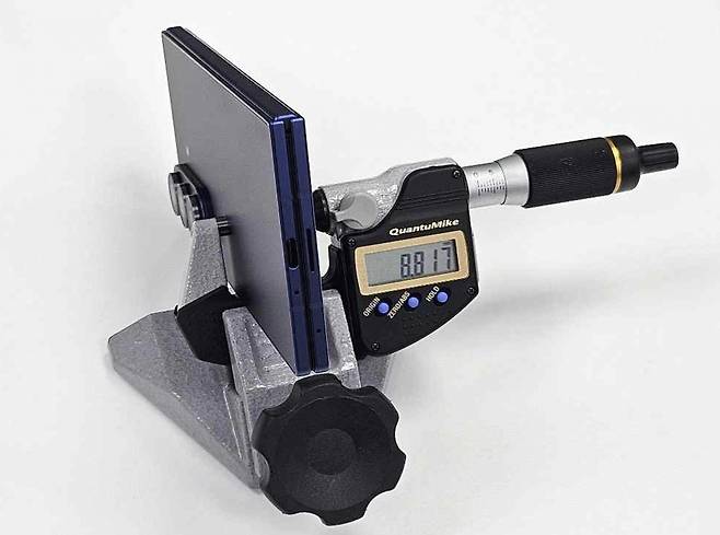 삼성전자의 갤럭시Z폴드7 두께를 측정한 결과. 사진=한국소비자중심기업협회