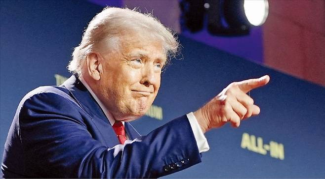 < 트럼프 “시장 개방 안하면 더 높은 관세” > 도널드 트럼프 미국 대통령이 23일(현지시간) 워싱턴DC에서 열린 ‘인공지능(AI) 경쟁 승리 서밋’에서 연설하고 있다. 트럼프 대통령은 앞서 SNS를 통해 “시장 개방에 동의하는 국가에만 관세를 인하하고, 그렇지 않으면 ﻿더 높은 관세를 부과할 것”이라고 밝혔다. ﻿ /로이터연합뉴스